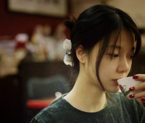 怀孕初期右上腹绞痛（怀孕初期右侧上腹部隐隐作痛）