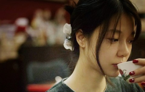 怀孕初期右上腹绞痛（怀孕初期右侧上腹部隐隐作痛）